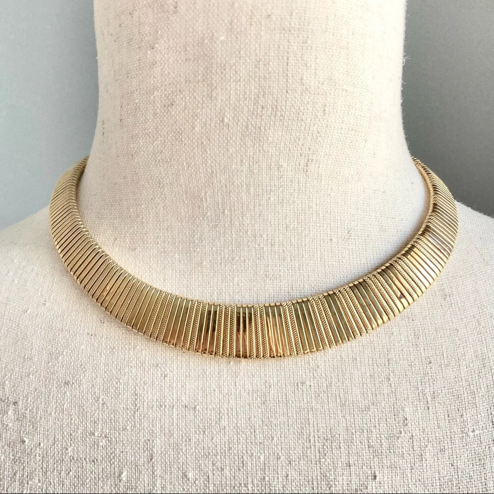 Gold Tone Cleopatra Style Chain Necklace - Picture 2 of 4